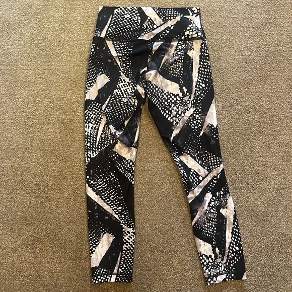 LULULEMON Cropped Legging - Size 8 - Picture 3 of 7